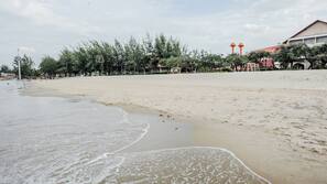 บนชายหาด