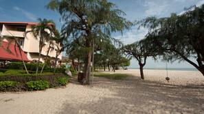 บนชายหาด