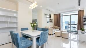 3 bedrooms, desk, iron/ironing board, free WiFi