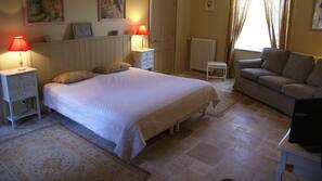 Free cots/infant beds, free WiFi