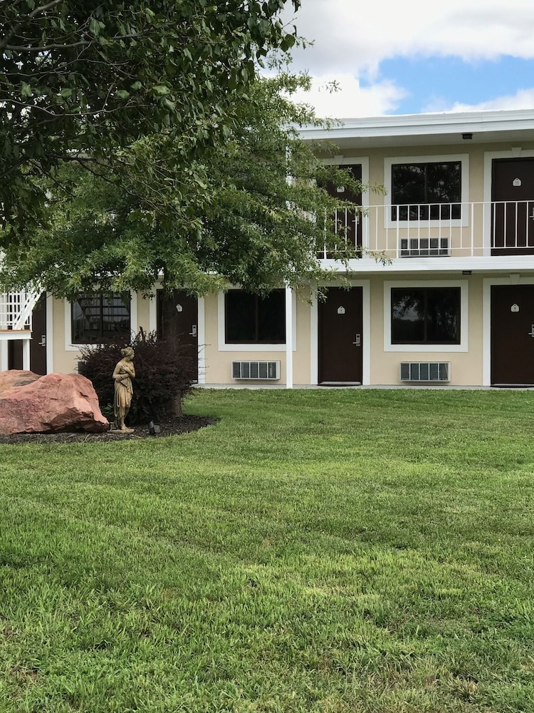 Garden Inn Truck Plaza Rooms, Reviews & Deals (Mound City, USA) Wotif