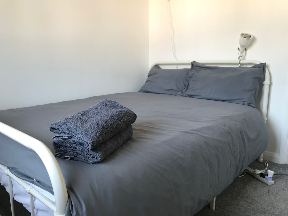 Spacious 2 bedroom flat, 30 mins tube into london, ideal for harry ... Camera da letto harry potter