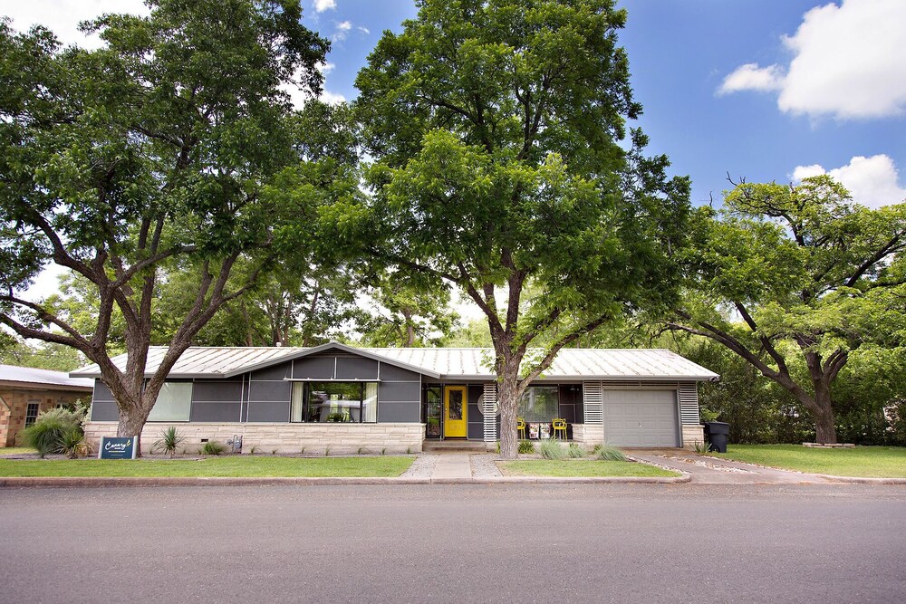 Modern Retro 2 Blks From Main Large Private Backyard With
