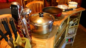 Réfrigérateur, micro-ondes, fourneau de cuisine