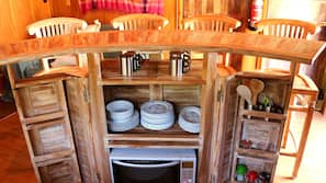 Réfrigérateur, micro-ondes, fourneau de cuisine