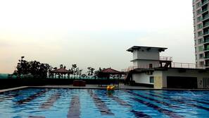 Hồ bơi ngoài trời