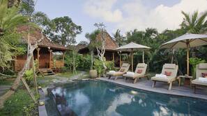 Outdoor pool, pool loungers