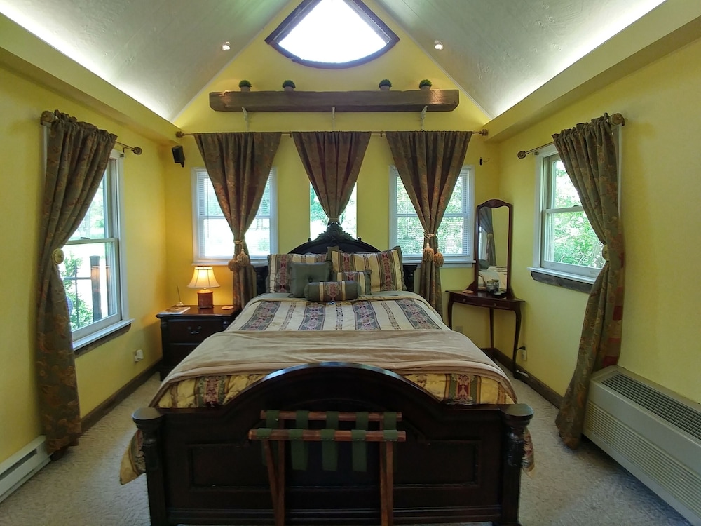 Winery Romantic Cabin for Two. Close to Hocking Hills with Guided Wine