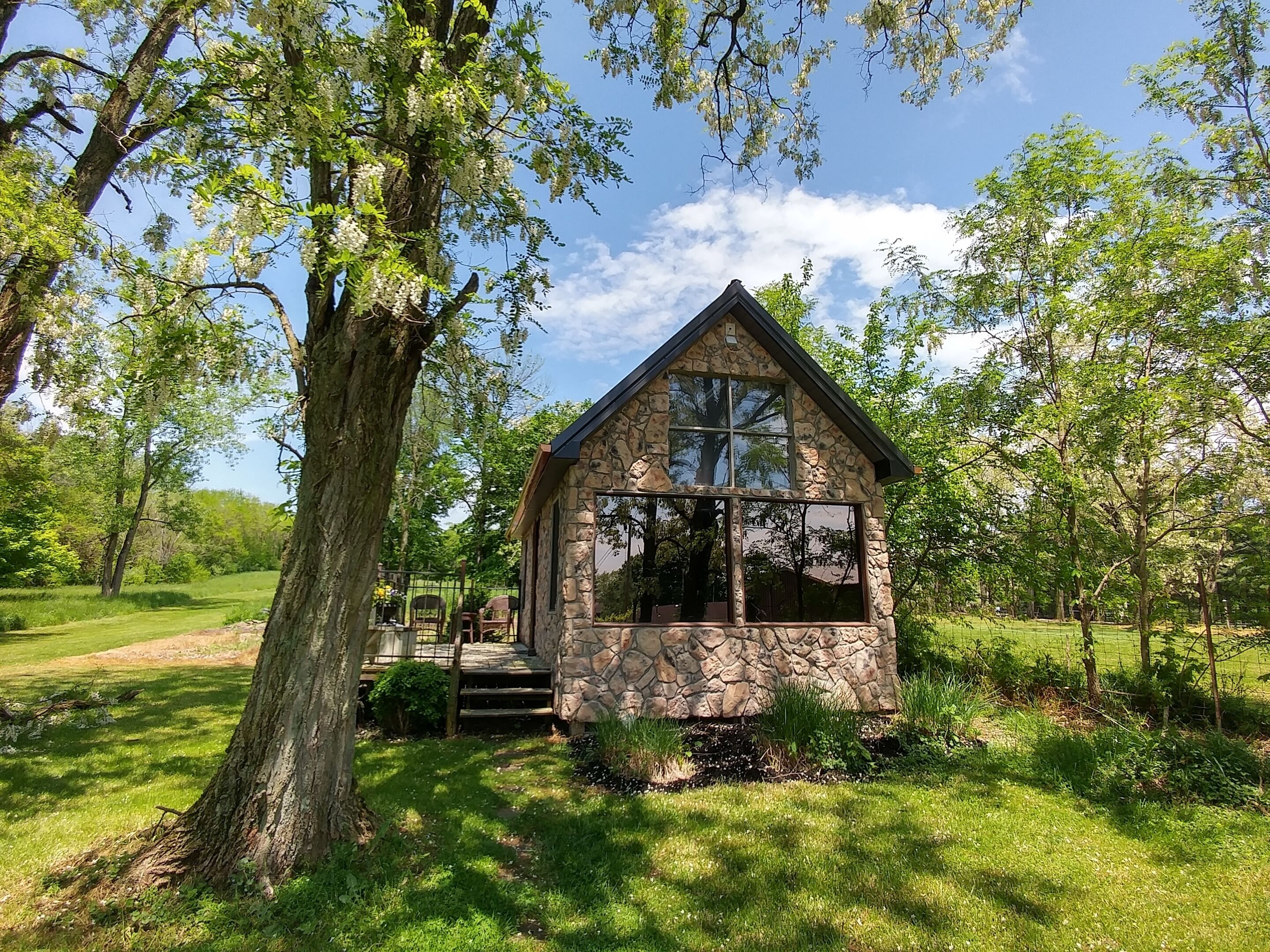 Winery Romantic Cabin, Close to Hocking Hills, Includes a Wine Tasting for 2! in Chillicothe, United States