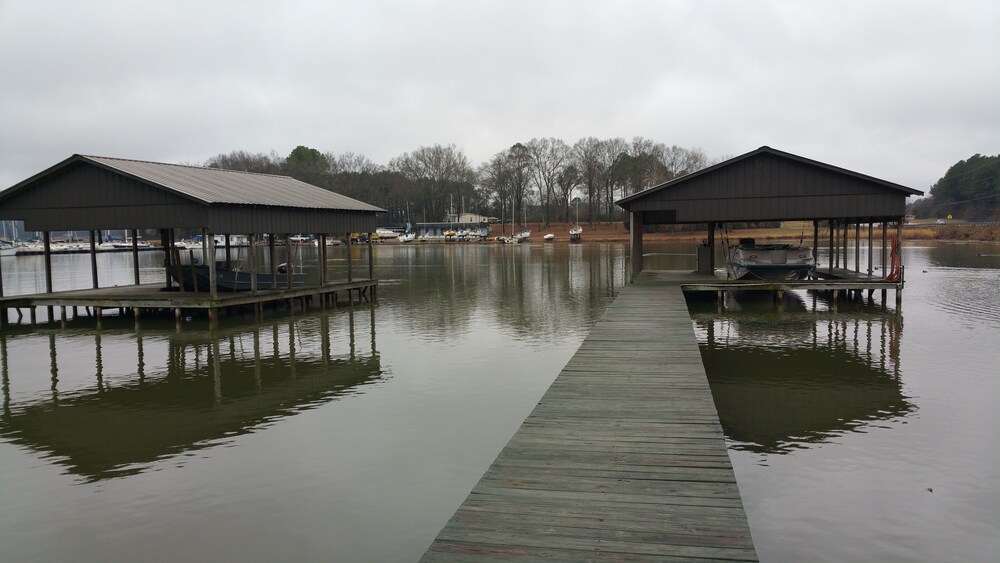 Directly On Lake Guntersville! Boat House Included! Convenience Meets