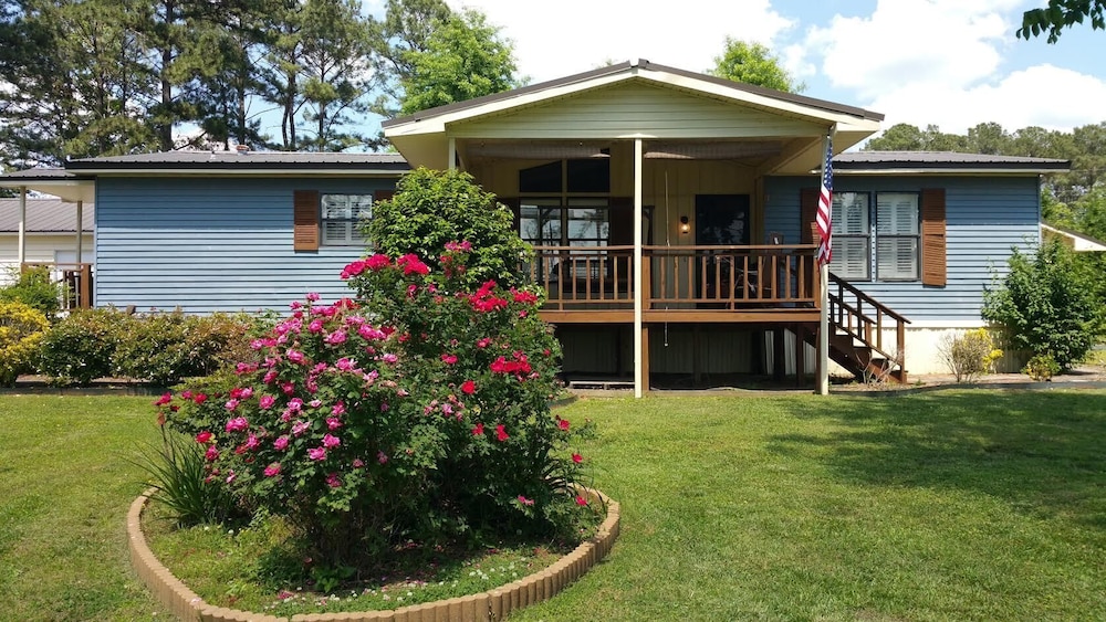 Directly On Lake Guntersville! Boat House Included! Convenience Meets
