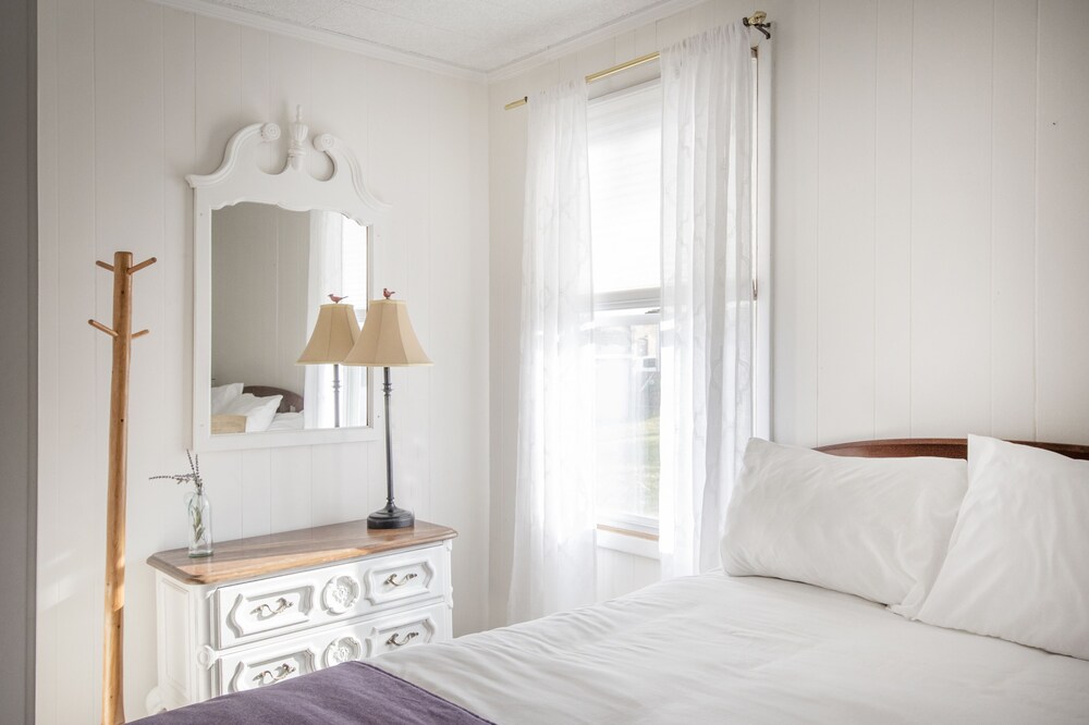 The Bay House one block from Geneva Lake Williams Bay Vrbo