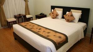 Minibar, desk, free WiFi