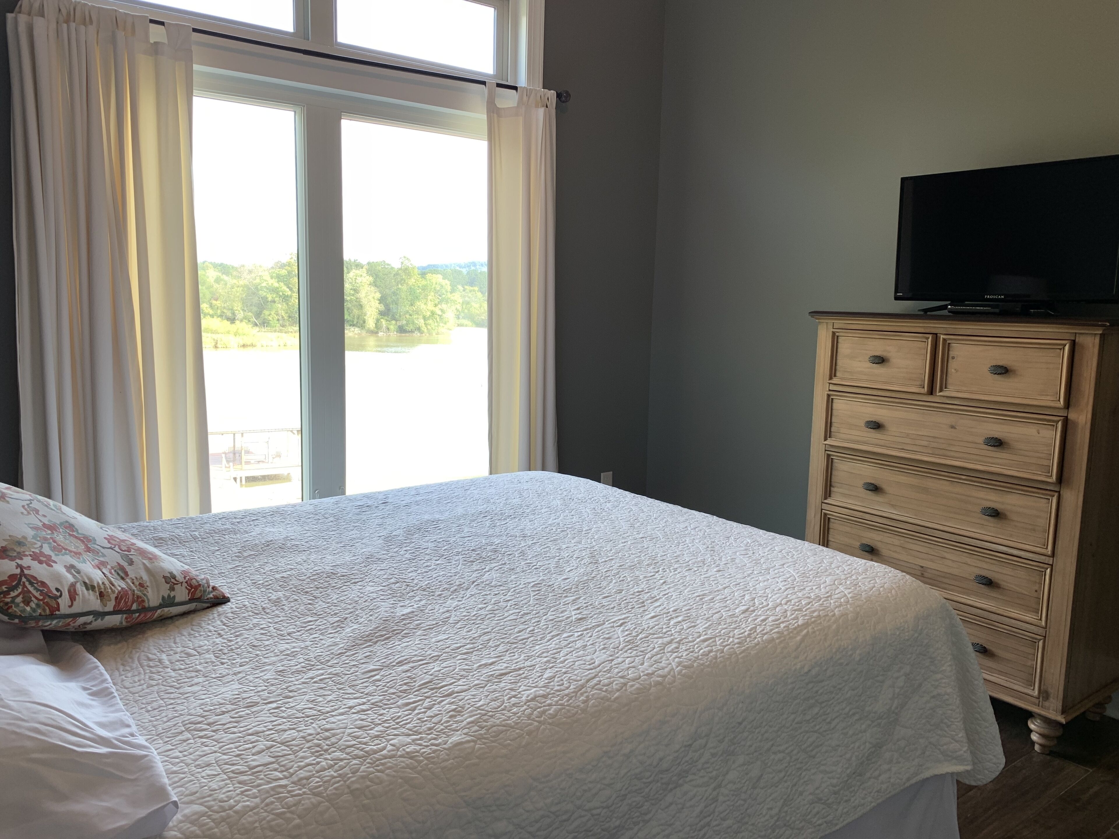 Luxury Lake Front House -Private Fishing Dock <br>Weddings / Catering Welcome  !!! in Georgetown, United States