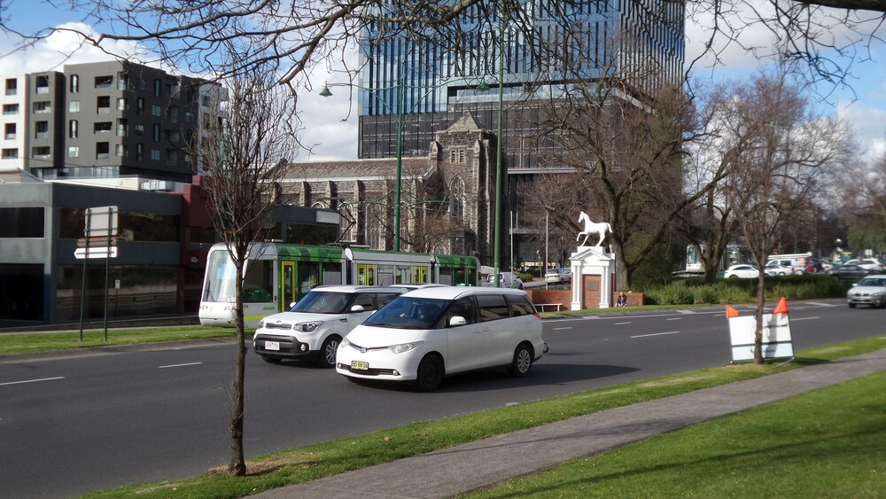 Whitehorse Towers Self Service Apartment Deals & Reviews (Melbourne