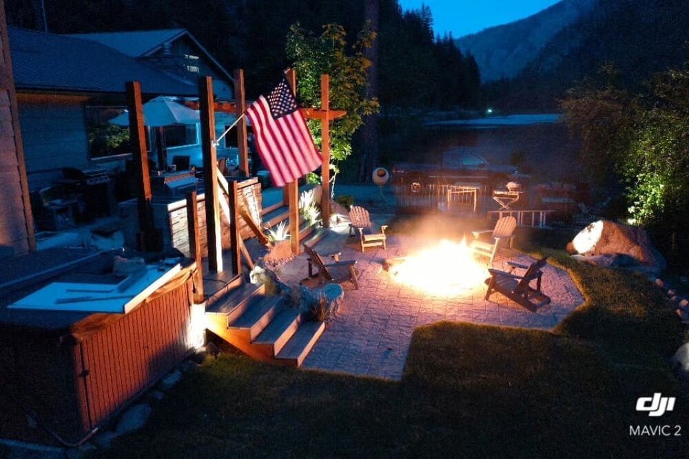 Riverfront! Views, Outdoor Ent, Hot Tub & Pet Friendly. Minutes to