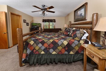 Cobbly Nob Upscale Cabin Neighborhood Pool Firepit Hot Tub 15 Min