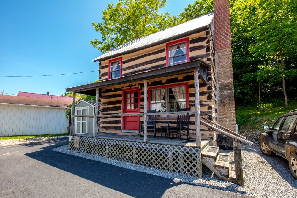 Stay in a 200 Year Old Log Cabin with Modern Conveniences, Bland, VA