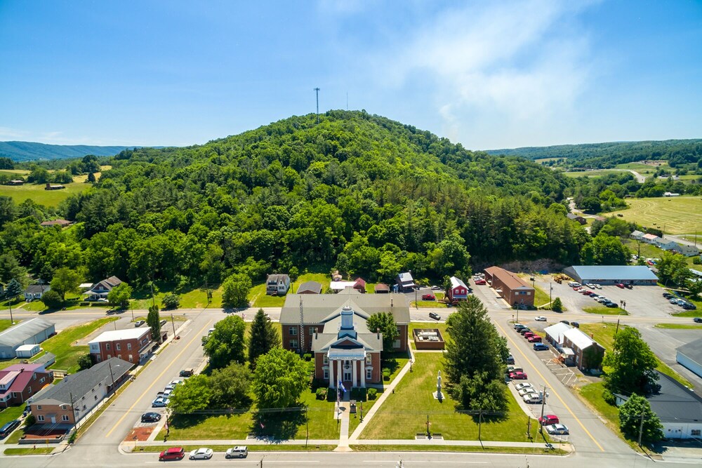 Stay in a 200 Year Old Log Cabin with Modern Conveniences, Bland, VA