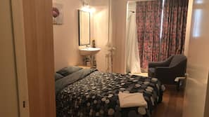 2 slaapkamers, een strijkplank/strijkijzer, internet, beddengoed