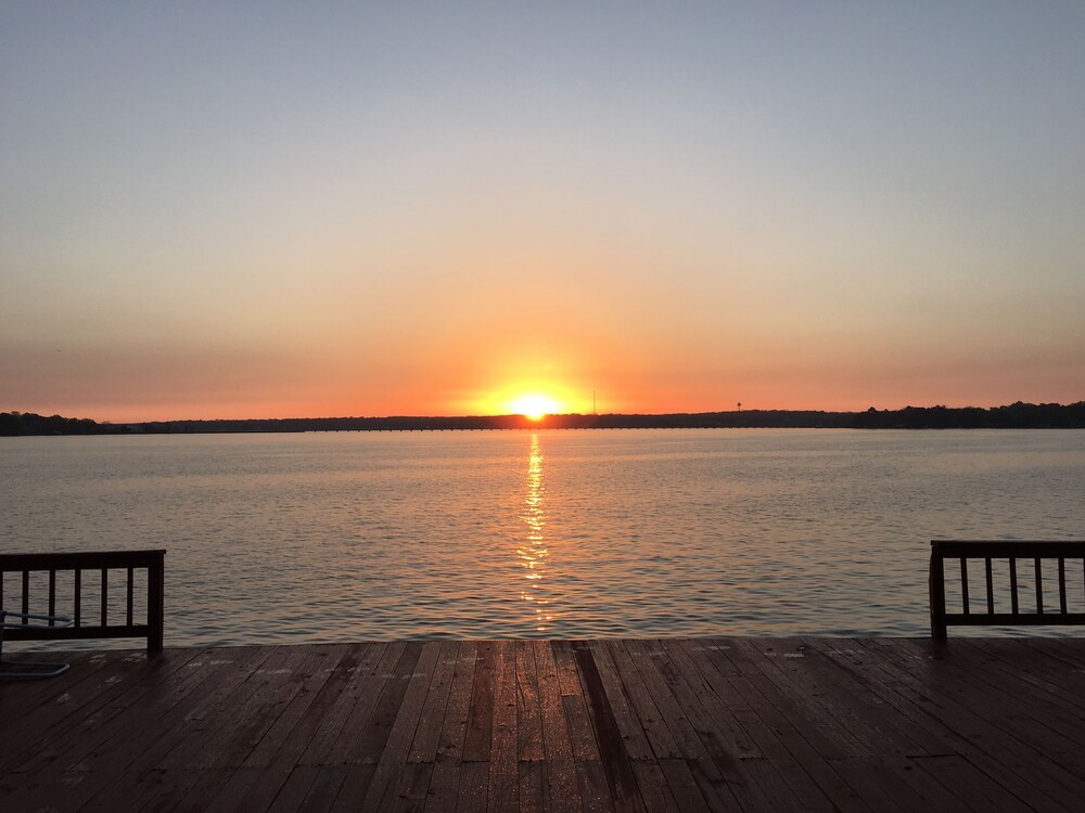 , Incredible Cabin on Cedar Creek Lake