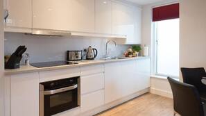 Full-sized fridge, microwave, oven, hob