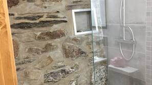 Douche, articles de toilette gratuits, sèche-cheveux, chaussons