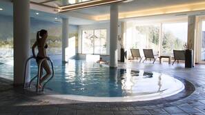 Innenpool, Außenpool, Sonnenschirme