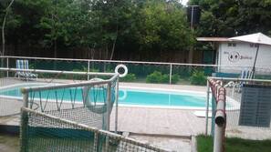 Una piscina al aire libre