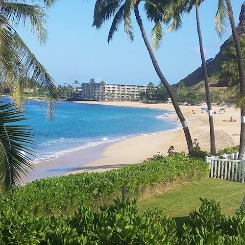 Makaha Beach Park Hotels Find Hotel Deals Oceanside Bungalow On Beautiful Makaha Beach Great Surfing And Snorkeling