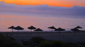 Plage privée, parasols, serviettes de plage, beach-volley