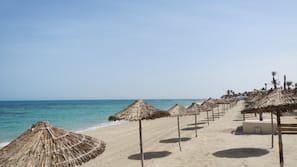 Plage privée, parasols, serviettes de plage, beach-volley