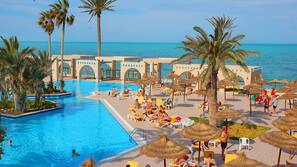 Piscine couverte, 2 piscines extérieures, parasols de plage