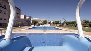 Una piscina al aire libre