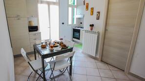 Frigorifero, forno, piano cottura, pentole/stoviglie/utensili