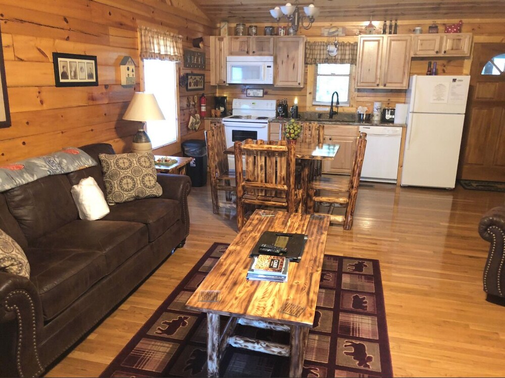 Private Secluded Romantic Dancing Bear Cabin In Gatlinburg