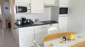 Réfrigérateur, micro-ondes, four, fourneau de cuisine