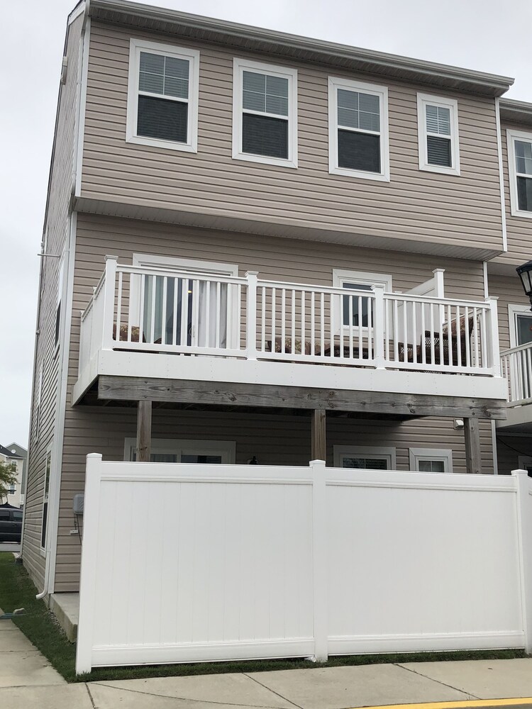 Luxury 4 Bedrooms, 3 1/2 Baths End Unit Townhouse in West Ocean City MD!