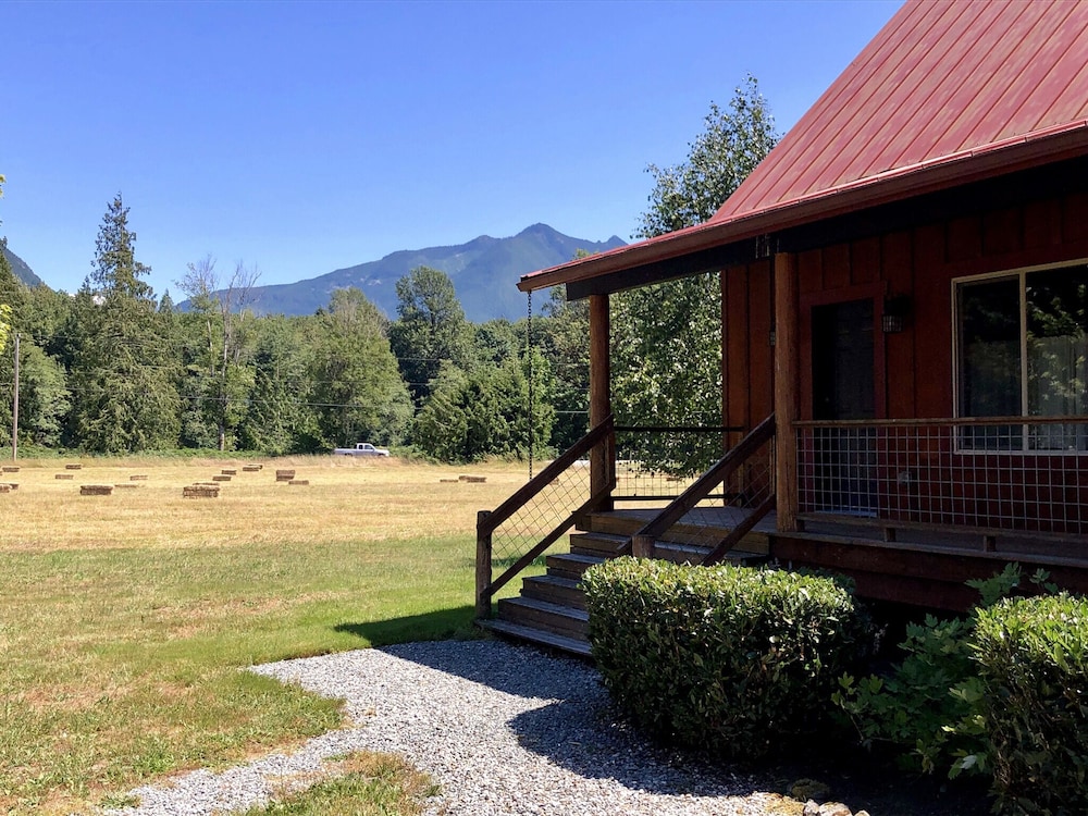 Rainbow House North Cascades Skagit River Retreat in Marblemount
