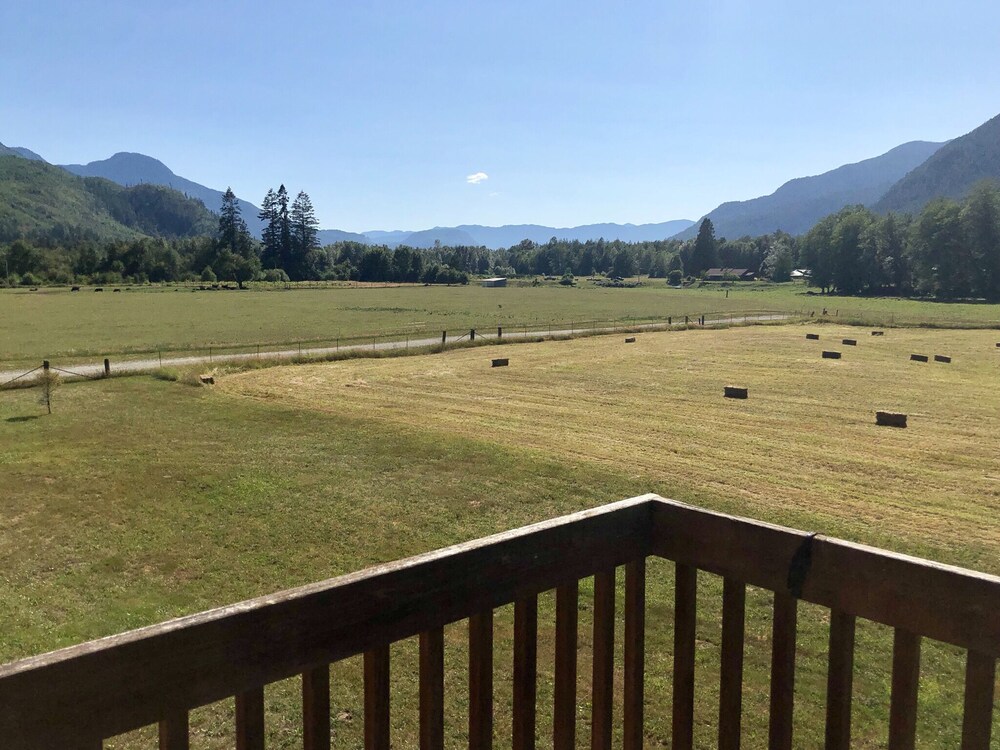 Rainbow House North Cascades Skagit River Retreat in Marblemount