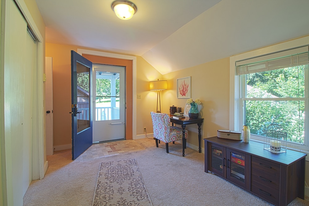 Skaneateles Carriage House Walking Distance to Village of Skaneateles