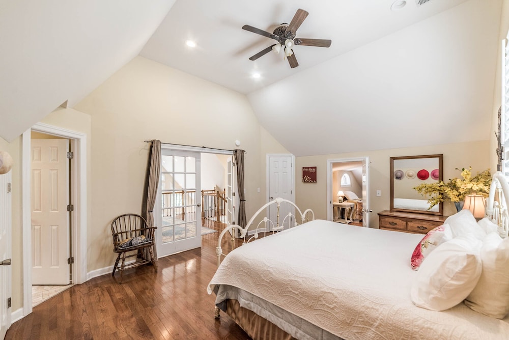 Smith Lake ,Off I65,Sleeps 25, Rocket Fiber Internet! Deep Water