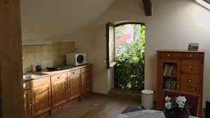 Kühlschrank, Mikrowelle, Wasserkocher mit Kaffee-/Teezubehör