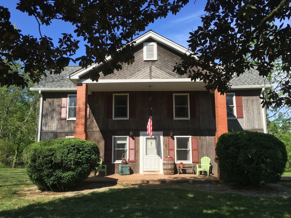 Lake James Couple's Retreat on the Winery Circuit and Near Asheville in Marion, United States