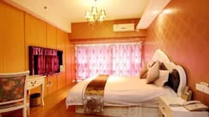 Desk, blackout curtains, free WiFi