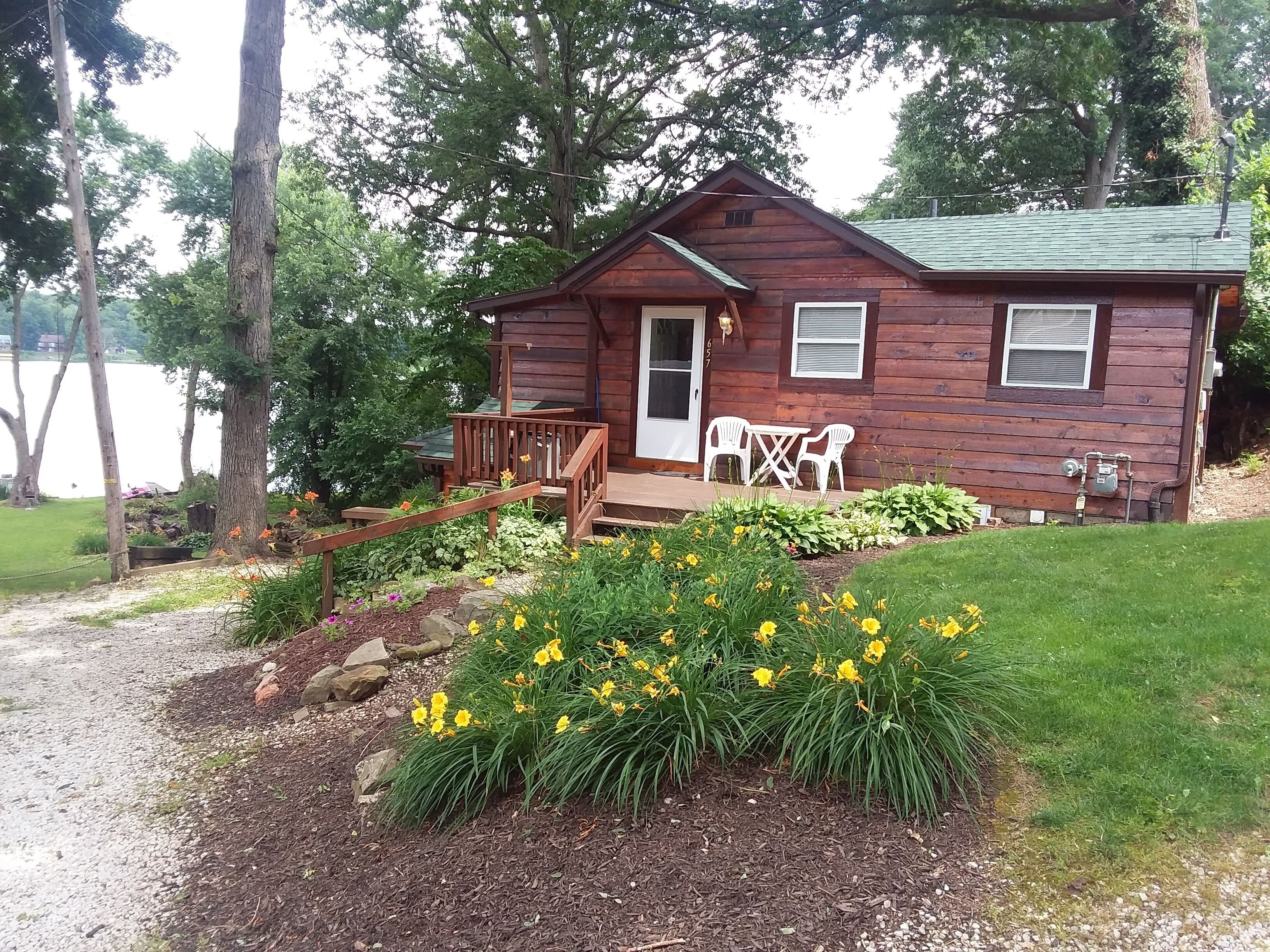 Peaceful Lakefront Cottage... Relaxation?  Romantic escape?  Fishing getaway? in Akron, United States