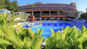 2 piscines extérieures, parasols de plage, chaises longues