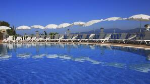 Piscine couverte, 2 piscines extérieures, parasols de plage