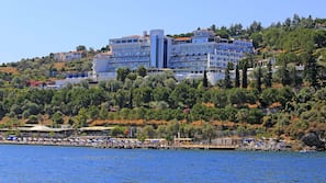 Plage privée, chaises longues, parasols, 2 bars de plage