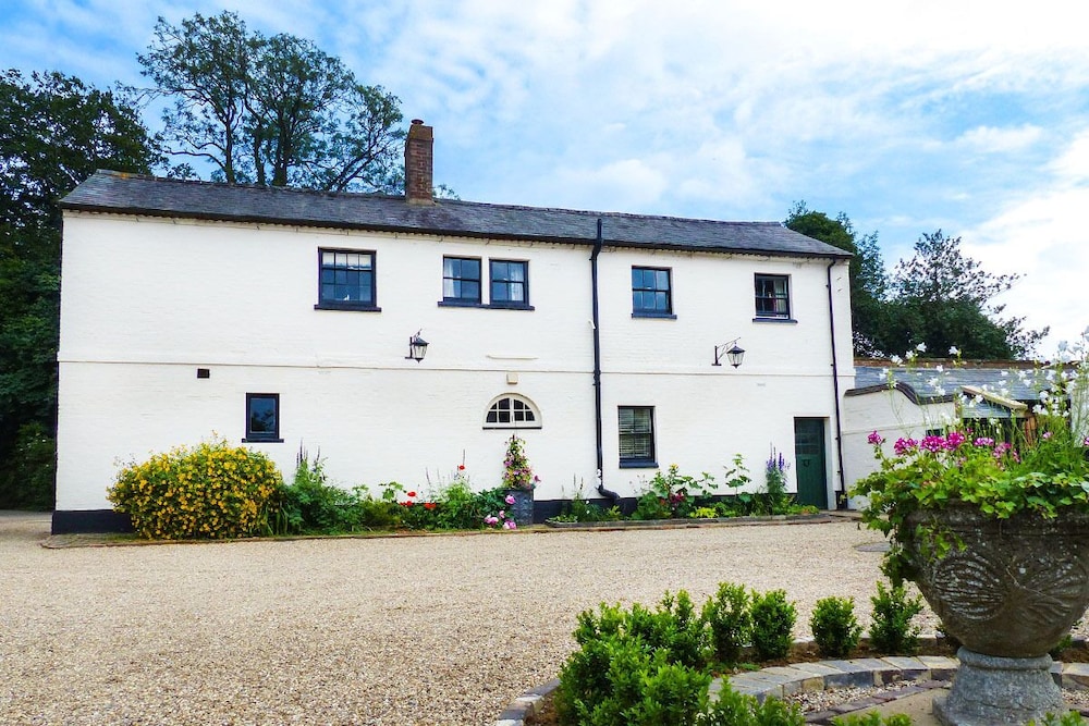 Beautiful two Storey House set in a Charming Courtyard in Daventry, United Kingdom